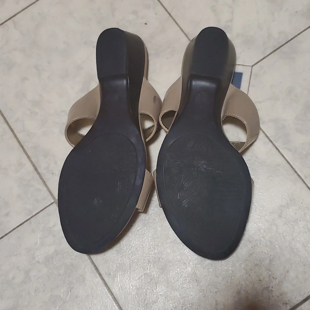 Jaclyn Smith tan sandles size 8.5M